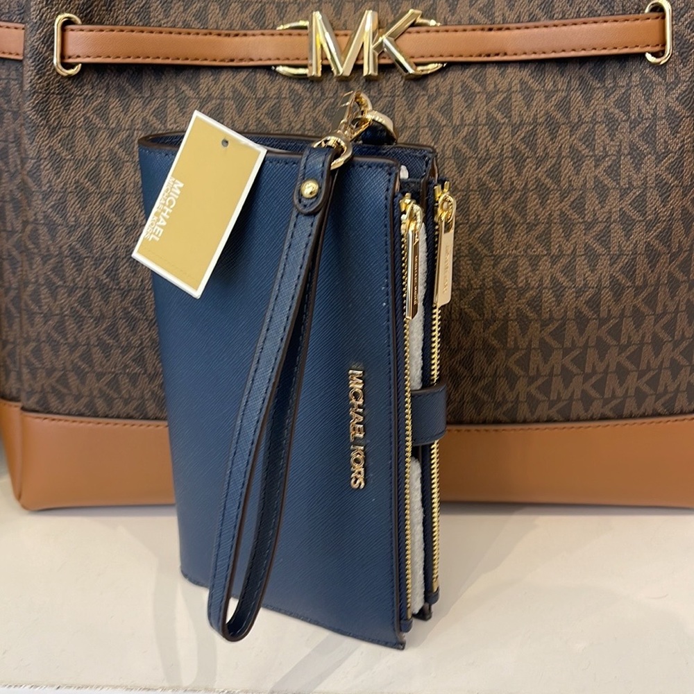 MICHAEL KORS LARGE DOUBLE ZIP WRISTLET WALLET PHONE CASE
Navy NWT - Picture 9 of 16